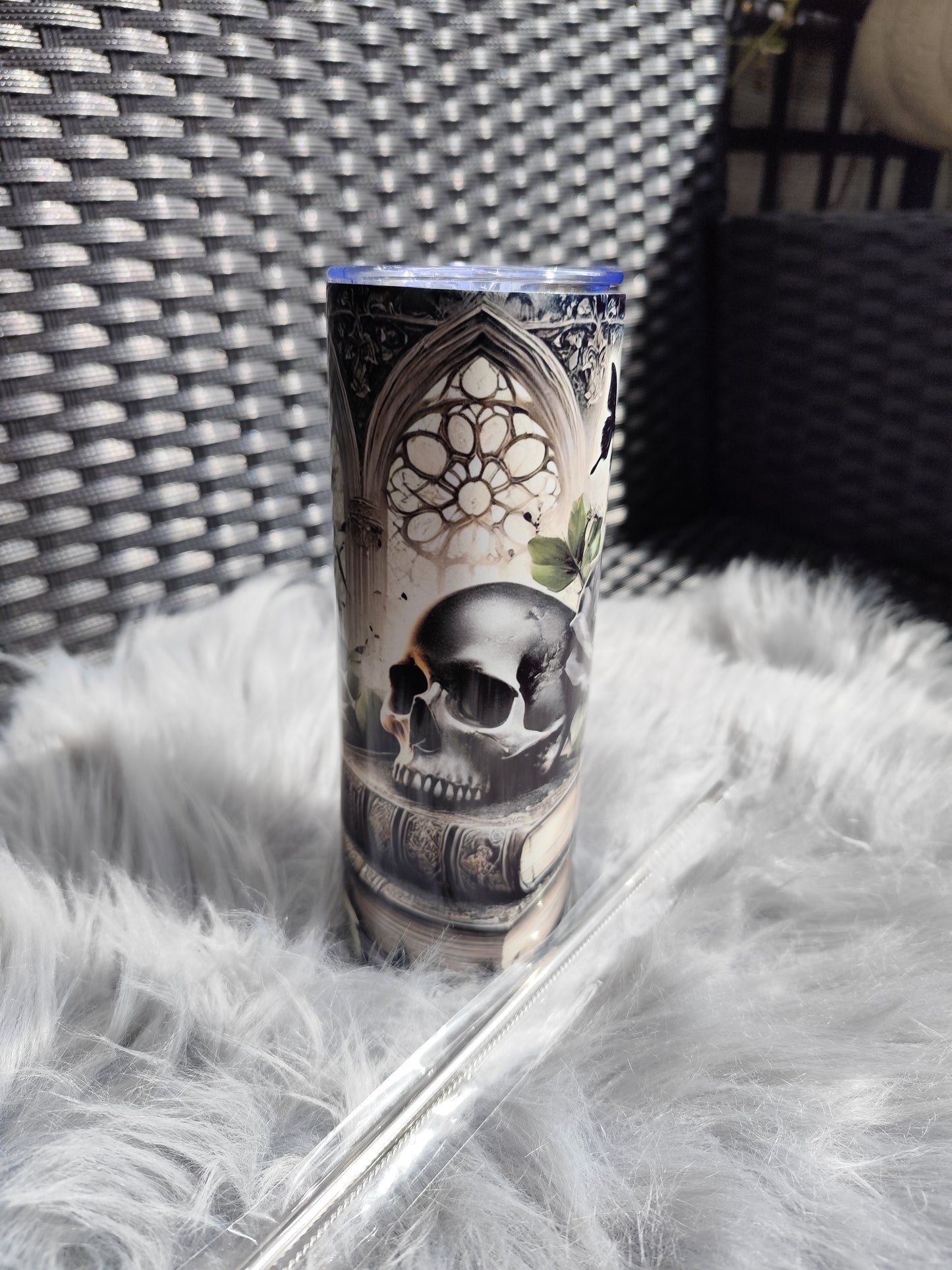Gothic Tumbler 20oz – Edelstahl Becher mit Deckel und Strohhalm, Skull und Rosen Design, Dark Academia Geschenk, Halloween Thermobecher