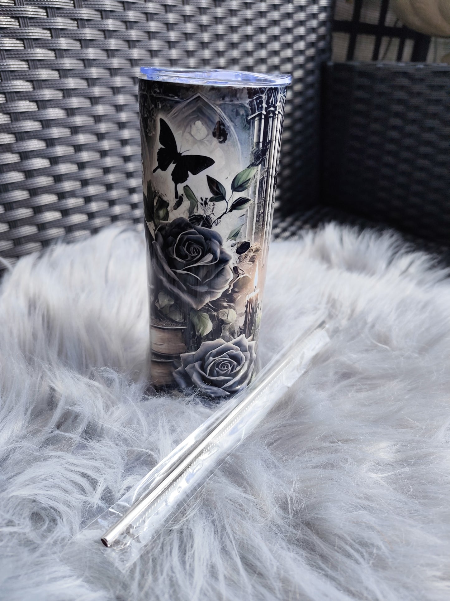 Gothic Tumbler 20oz – Edelstahl Becher mit Deckel und Strohhalm, Skull und Rosen Design, Dark Academia Geschenk, Halloween Thermobecher