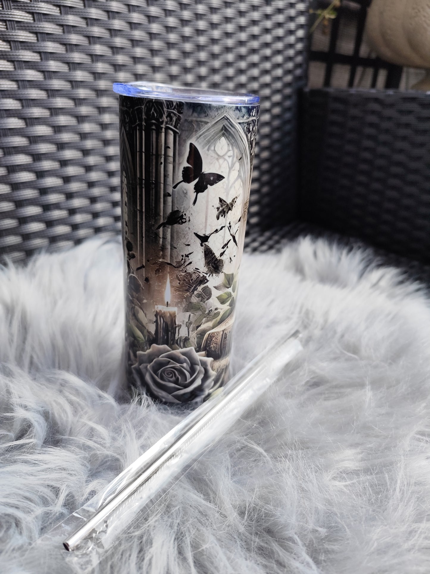 Gothic Tumbler 20oz – Edelstahl Becher mit Deckel und Strohhalm, Skull und Rosen Design, Dark Academia Geschenk, Halloween Thermobecher