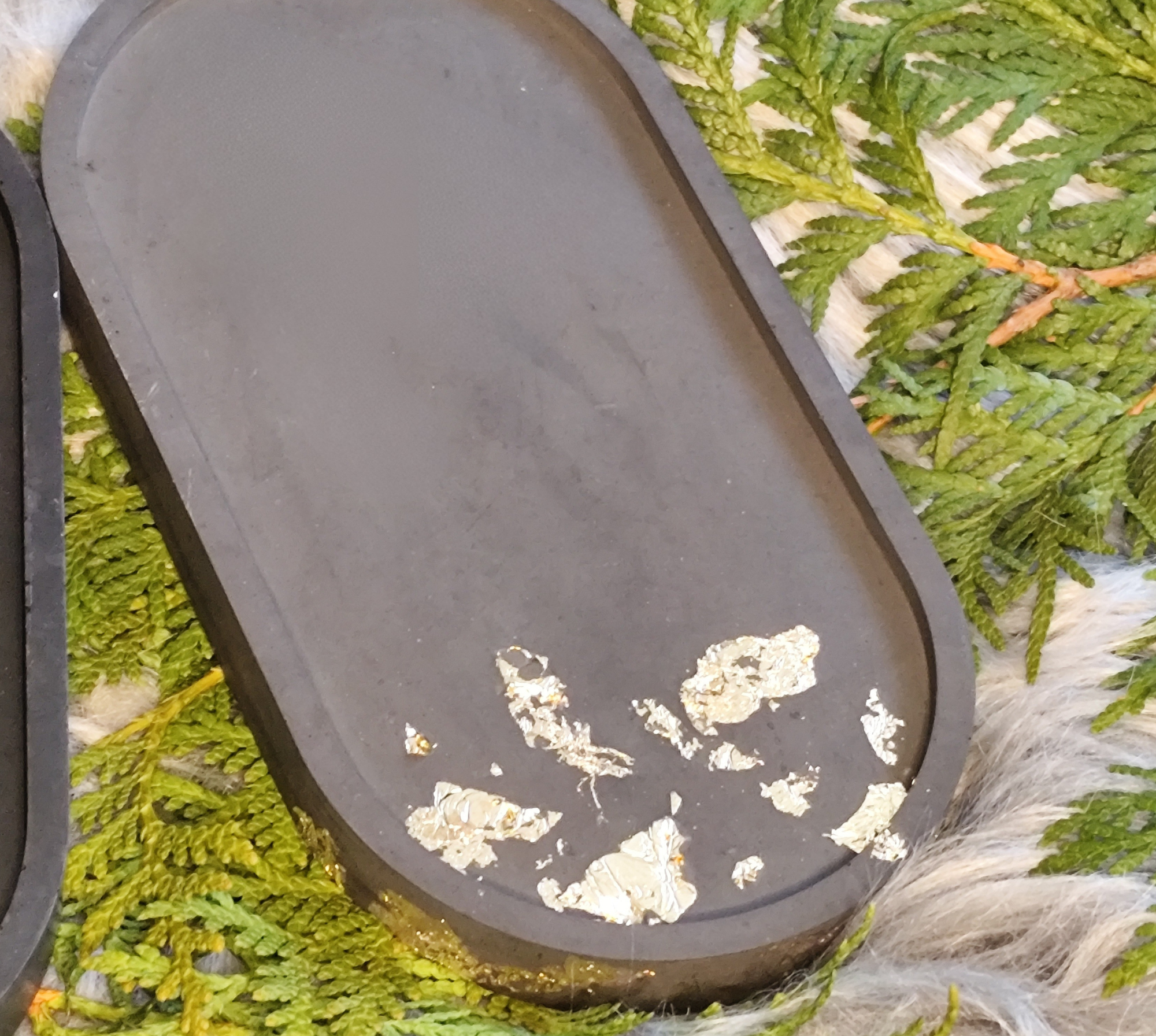 Runen-Set Reinigung & Loslassen – Raysin Runen Schwarz & Gold – Hagalaz, Nauthiz, Isa, Eihwaz, Dagaz – Ritualsatz, Bedeutungen, Tray optional