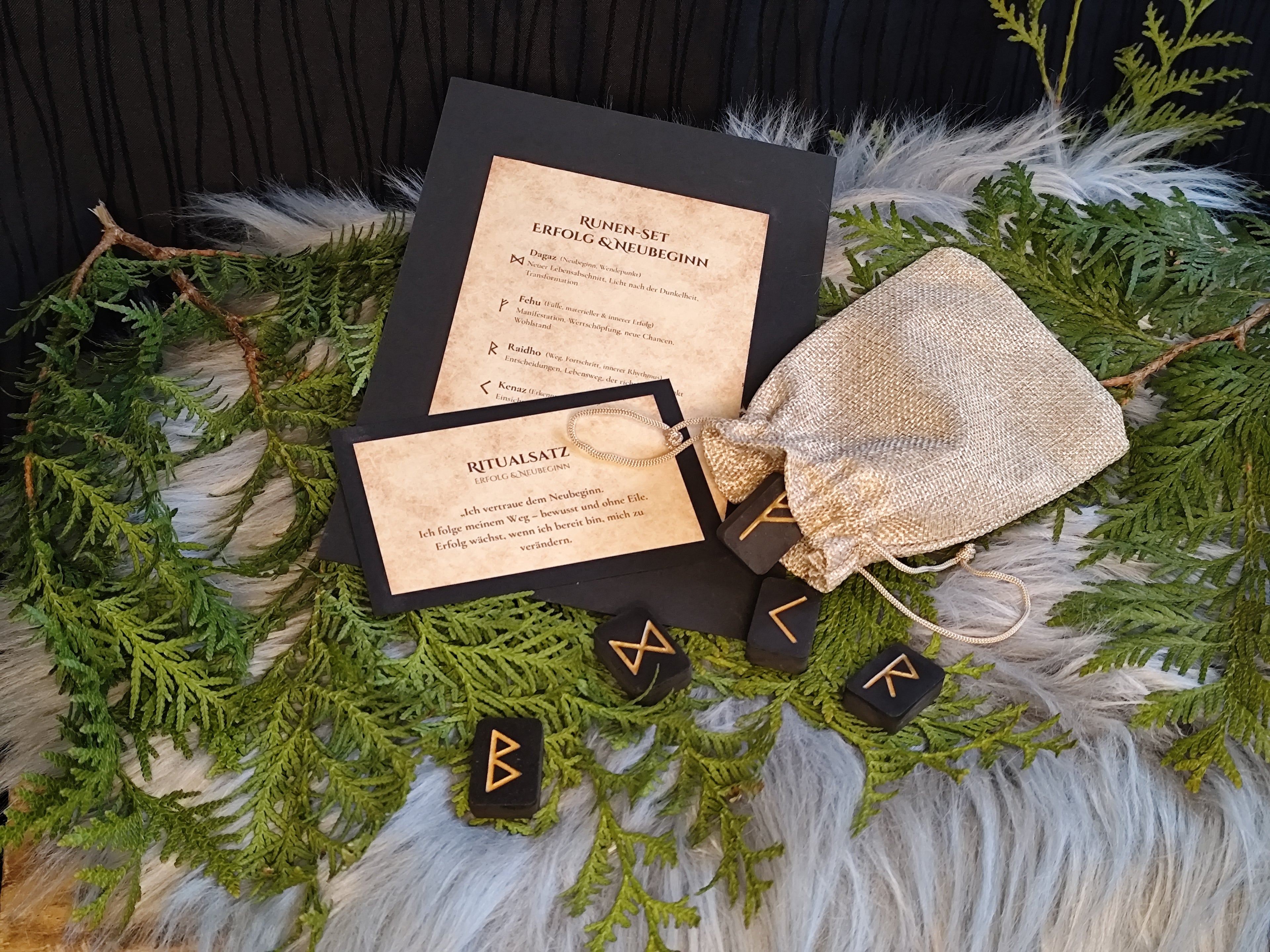 Runen-Set Erfolg & Neubeginn – Raysin Runen in Schwarz & Gold – Dagaz, Fehu, Raidho, Kenaz, Berkana – Ritualsatz, Bedeutungen, Tray optional