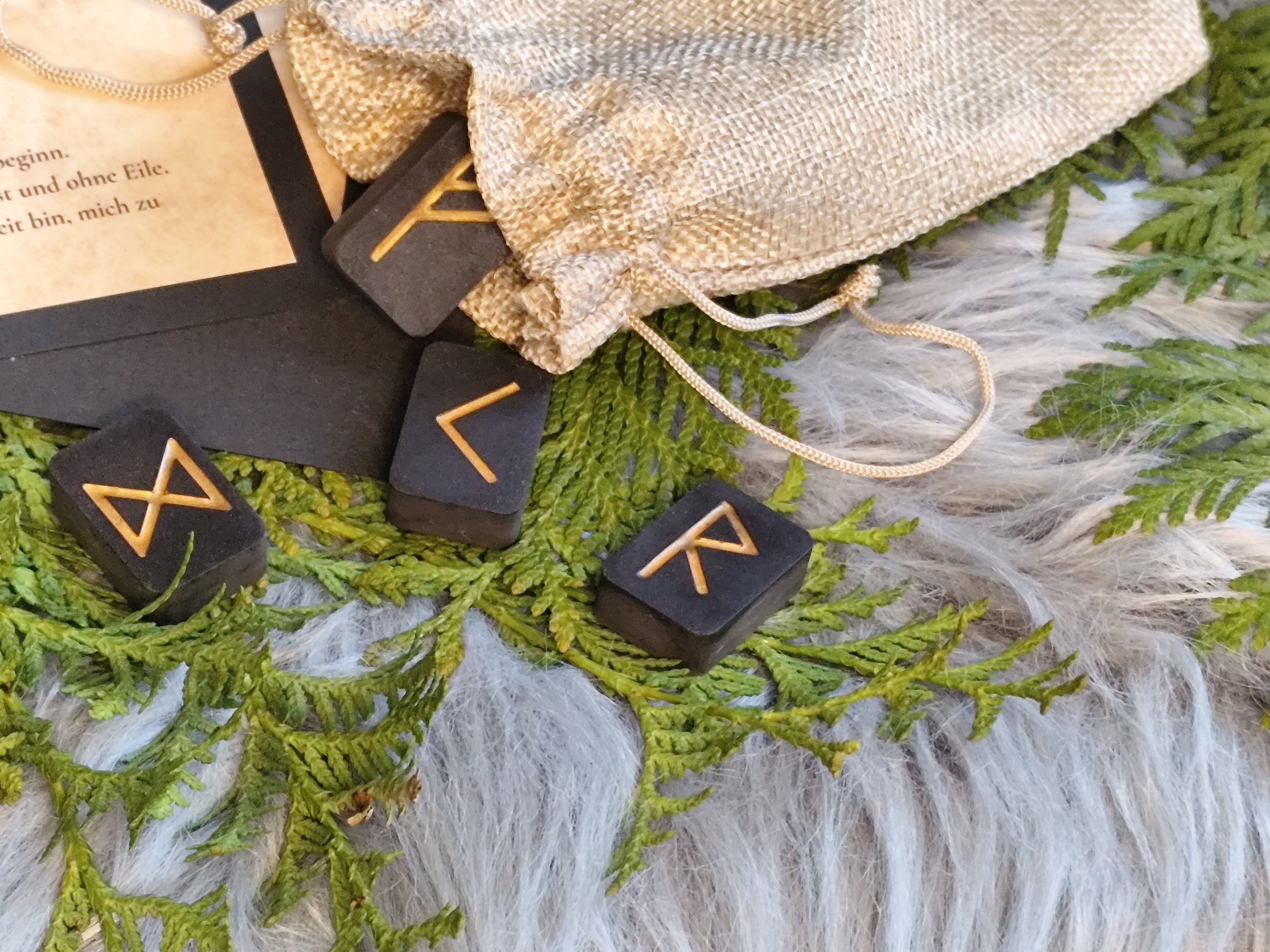 Runen-Set Erfolg & Neubeginn – Raysin Runen in Schwarz & Gold – Dagaz, Fehu, Raidho, Kenaz, Berkana – Ritualsatz, Bedeutungen, Tray optional