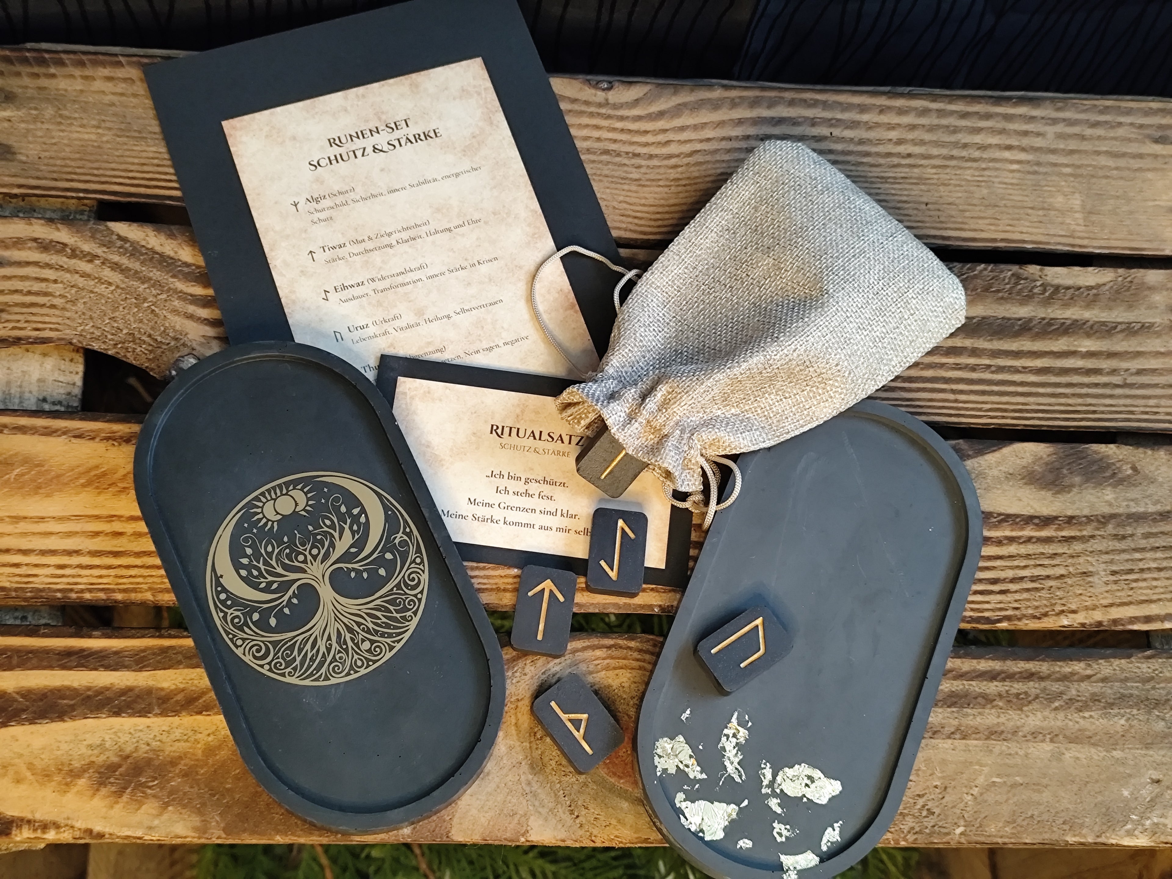 Runen-Set Schutz & Stärke – Raysin Runen in Schwarz & Gold – Algiz, Tiwaz, Eihwaz, Uruz, Thurisaz – Ritualsatz, Bedeutungen, Tray optional