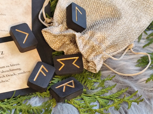 Runen-Set Intuition & Weisheit – Raysin Runen Schwarz & Gold – Ansuz, Laguz, Perthro, Kenaz, Raidho – Ritualsatz, Bedeutungen, Tray optional