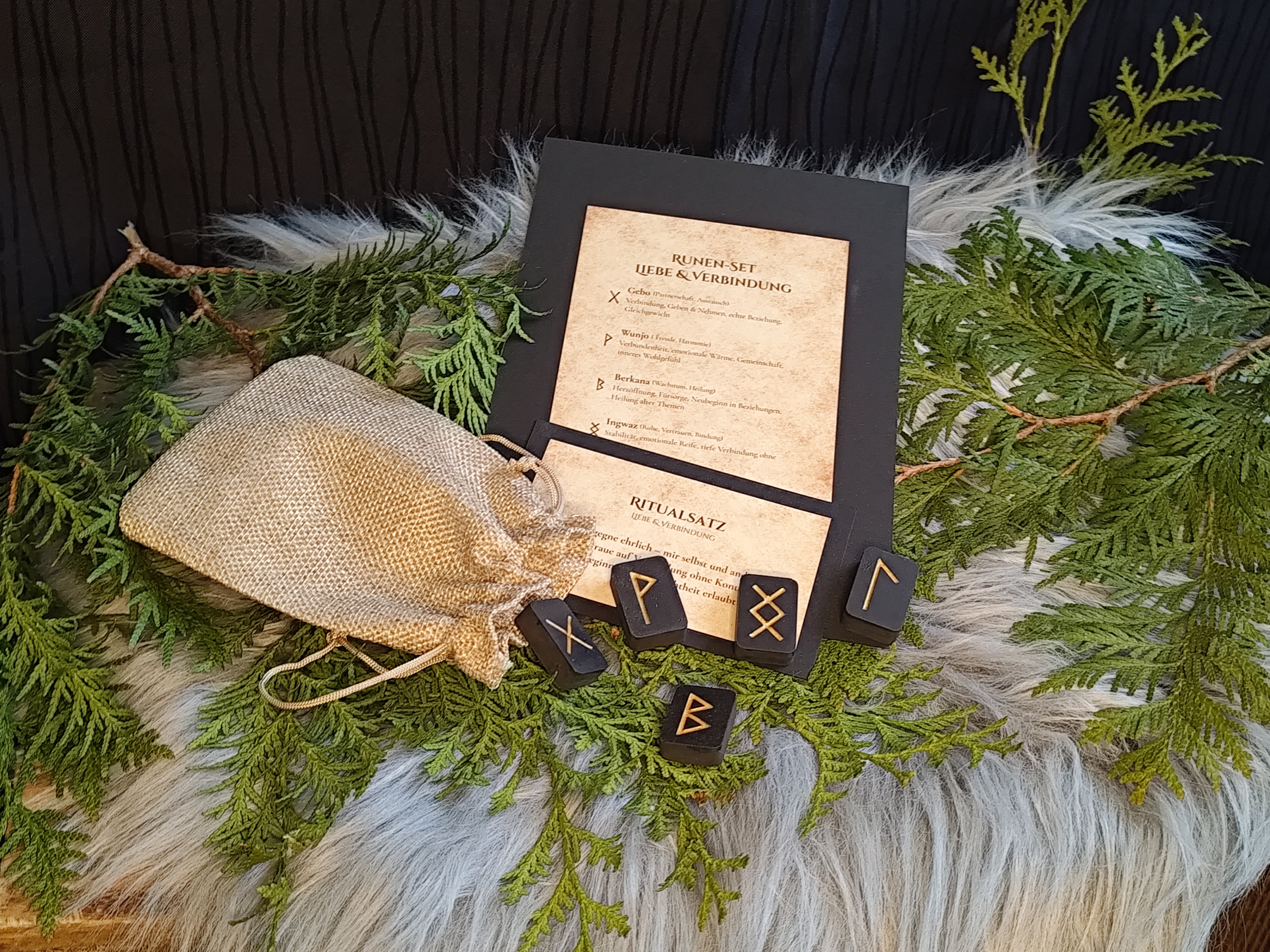 Runen-Set Liebe & Verbindung – Raysin Runen Schwarz & Gold – Gebo, Wunjo, Berkana, Ingwaz, Laguz – Ritualsatz, Bedeutungen, Tray optional