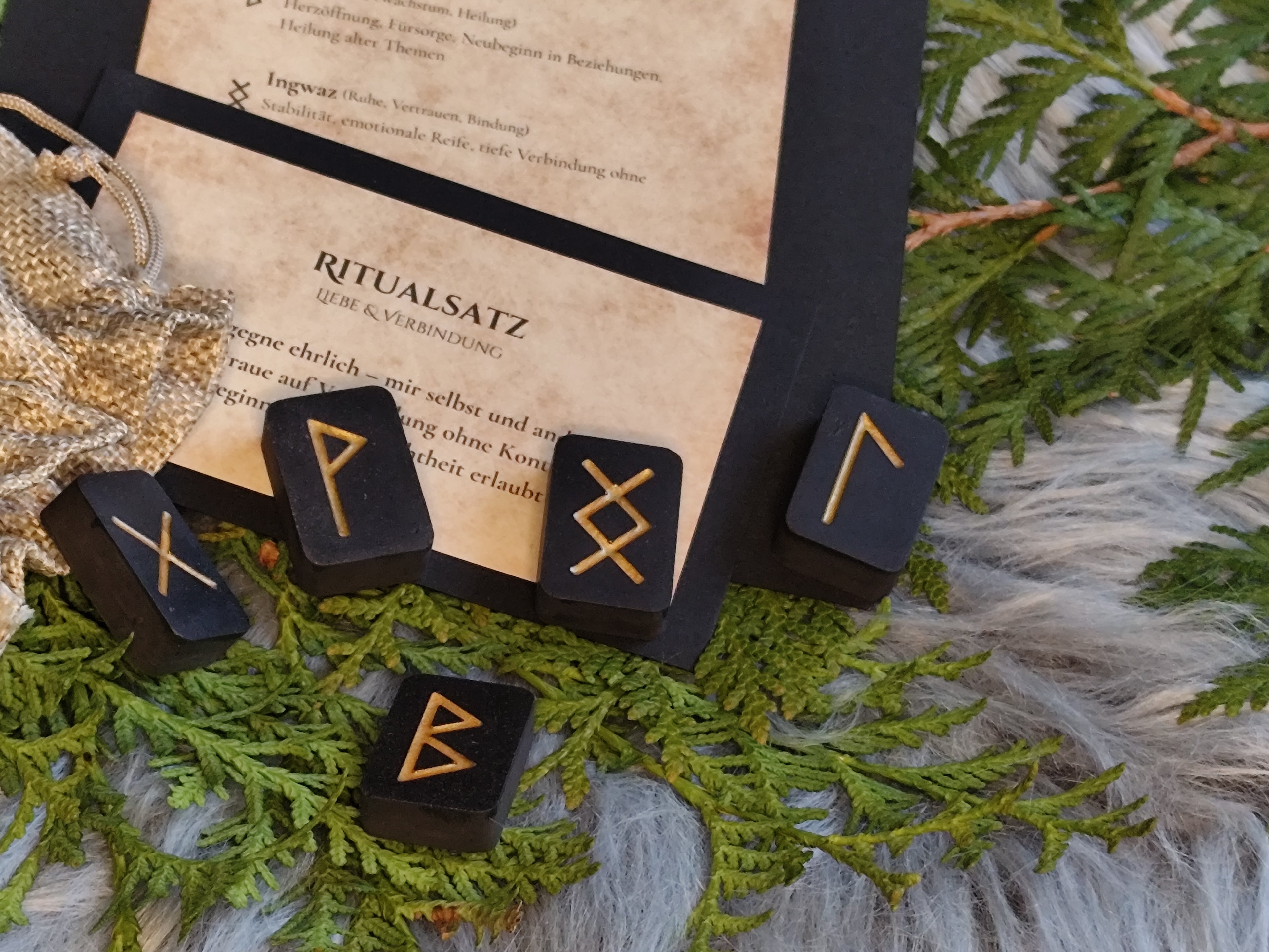 Runen-Set Liebe & Verbindung – Raysin Runen Schwarz & Gold – Gebo, Wunjo, Berkana, Ingwaz, Laguz – Ritualsatz, Bedeutungen, Tray optional