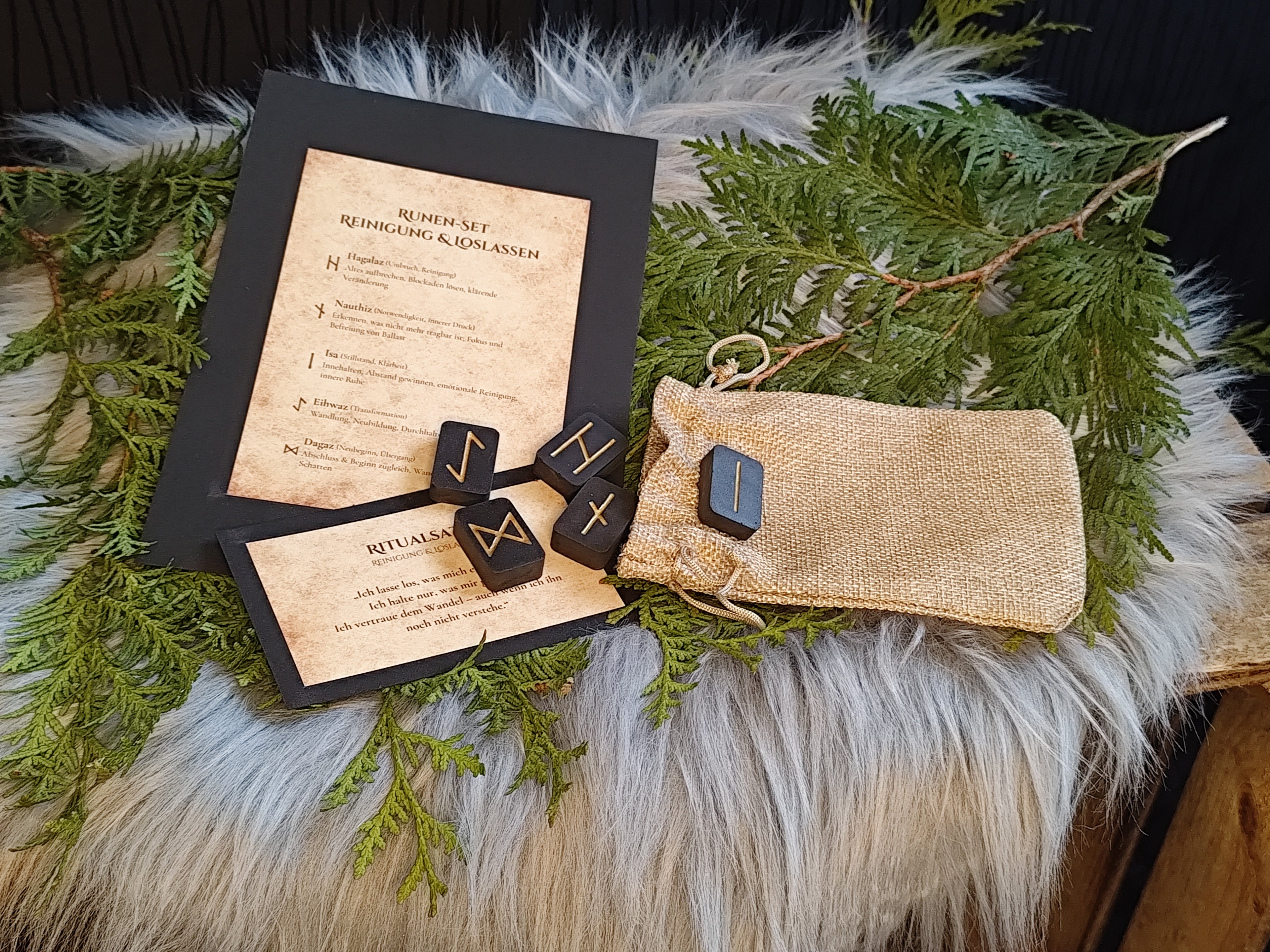 Runen-Set Reinigung & Loslassen – Raysin Runen Schwarz & Gold – Hagalaz, Nauthiz, Isa, Eihwaz, Dagaz – Ritualsatz, Bedeutungen, Tray optional