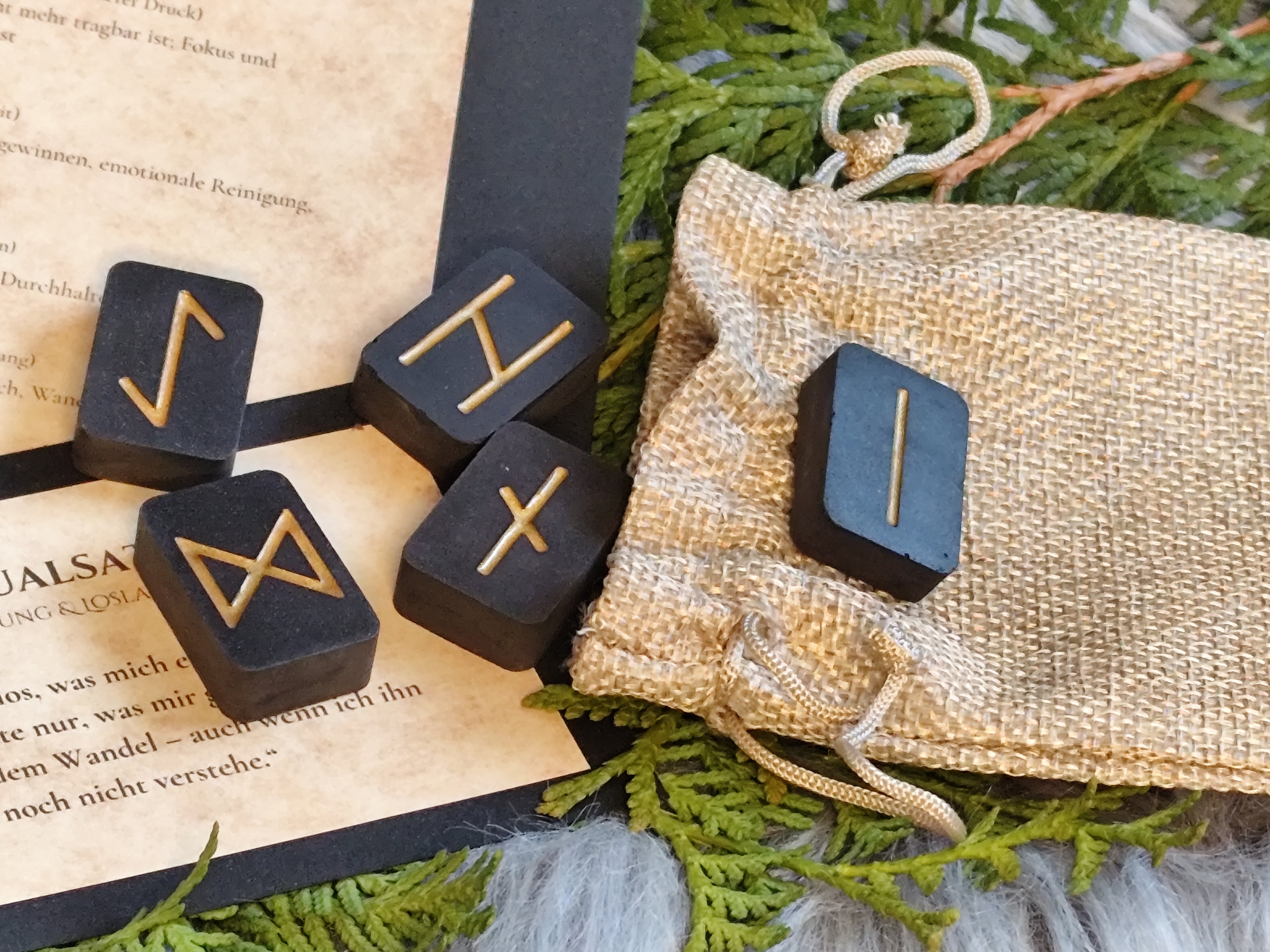 Runen-Set Reinigung & Loslassen – Raysin Runen Schwarz & Gold – Hagalaz, Nauthiz, Isa, Eihwaz, Dagaz – Ritualsatz, Bedeutungen, Tray optional