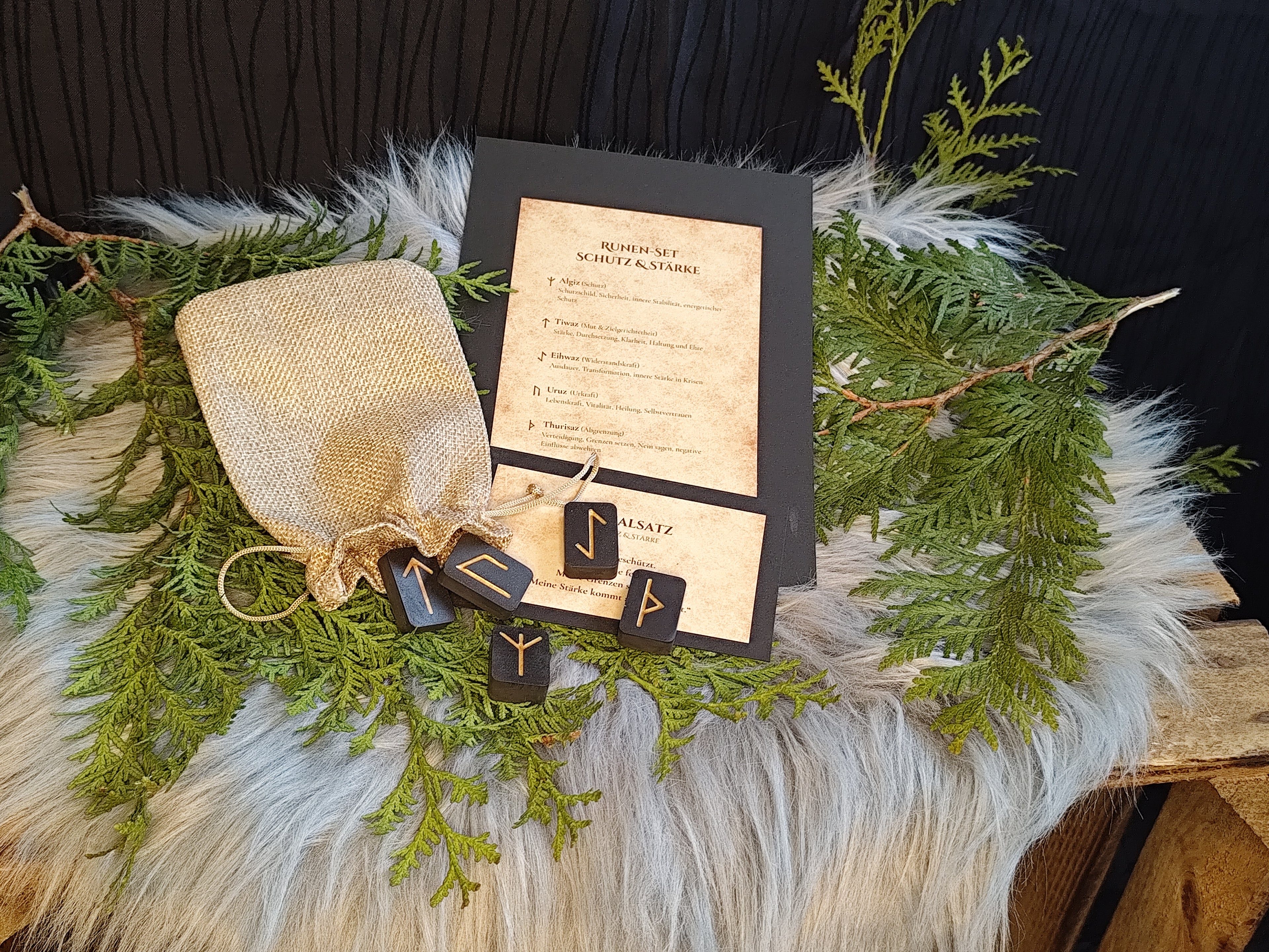 Runen-Set Schutz & Stärke – Raysin Runen in Schwarz & Gold – Algiz, Tiwaz, Eihwaz, Uruz, Thurisaz – Ritualsatz, Bedeutungen, Tray optional