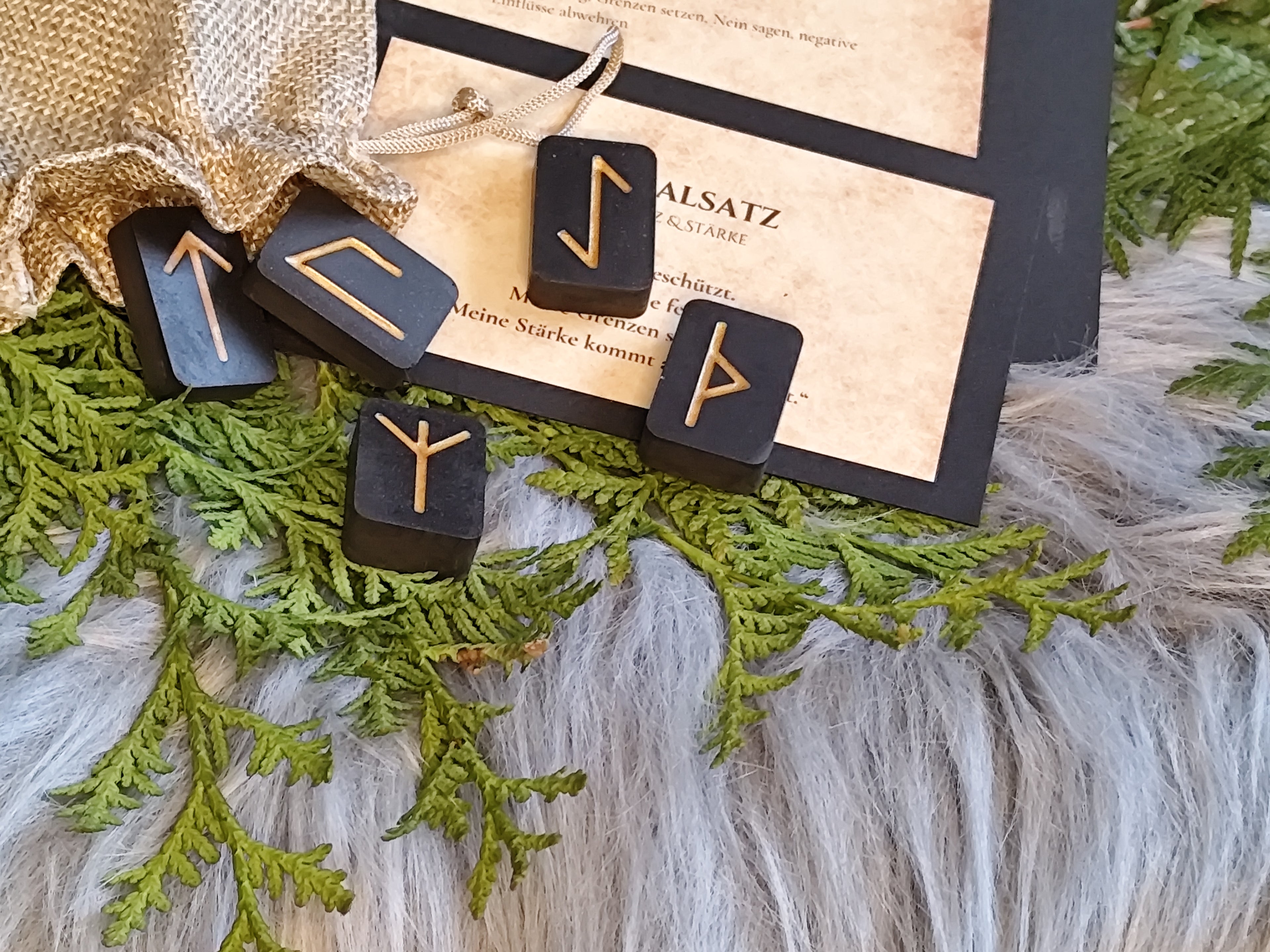 Runen-Set Schutz & Stärke – Raysin Runen in Schwarz & Gold – Algiz, Tiwaz, Eihwaz, Uruz, Thurisaz – Ritualsatz, Bedeutungen, Tray optional