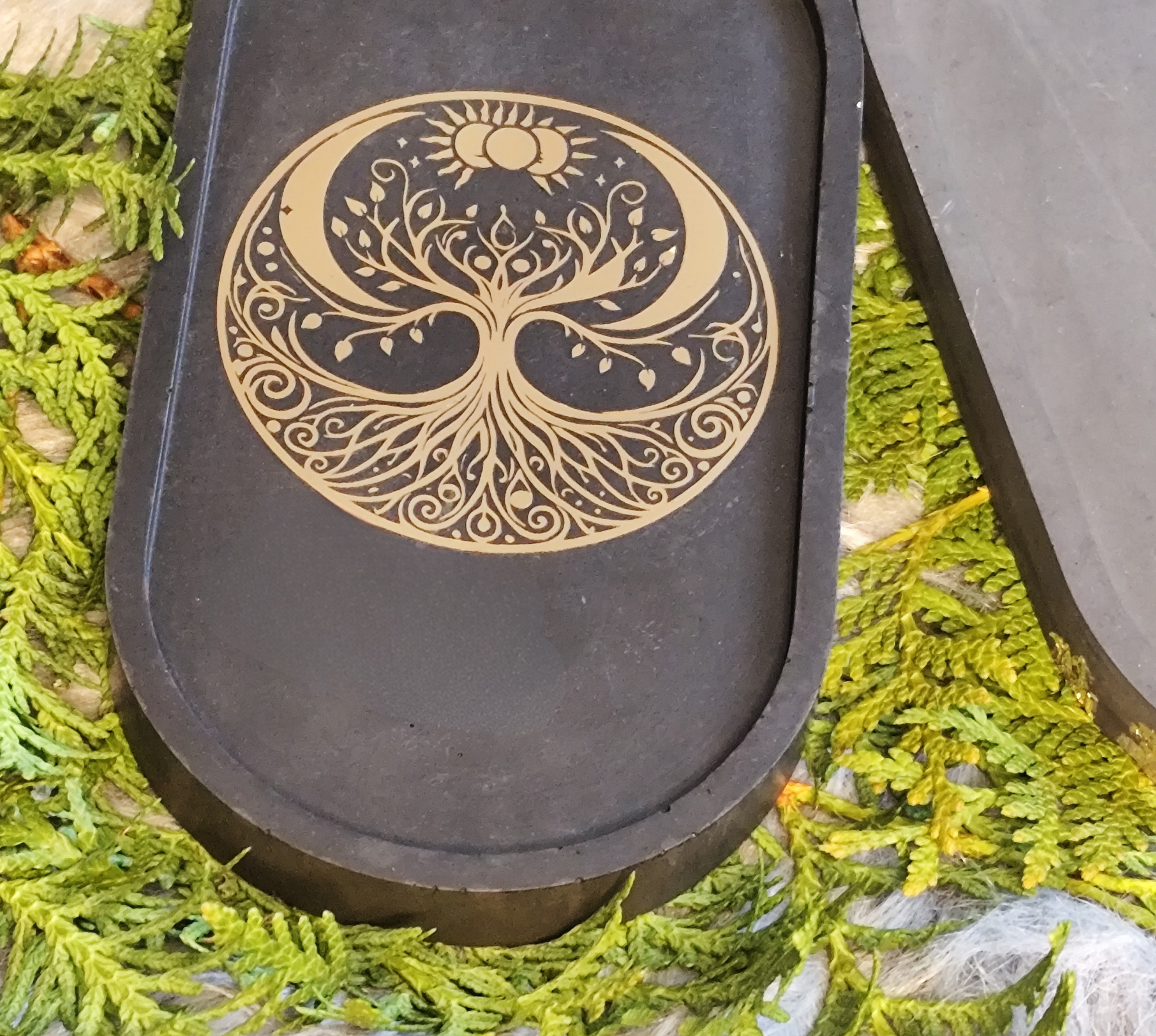 Runen-Set Reinigung & Loslassen – Raysin Runen Schwarz & Gold – Hagalaz, Nauthiz, Isa, Eihwaz, Dagaz – Ritualsatz, Bedeutungen, Tray optional